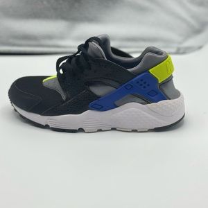 Worn ONE NIKE HUARACHE. Youth size 4 equivalent to women’s 6